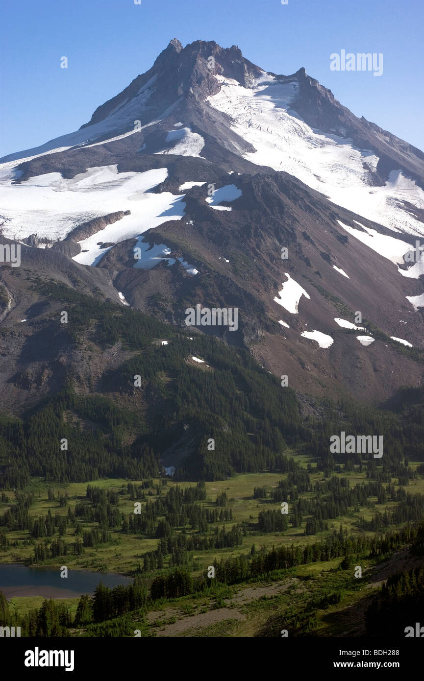 Montare Jefferson dal parco Butte Trail Cascade Mountains Oregon negli Stati Uniti Foto Stock