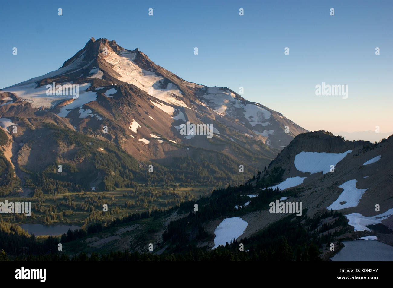 Montare Jefferson dal parco Butte Trail Cascade Mountains Oregon negli Stati Uniti Foto Stock