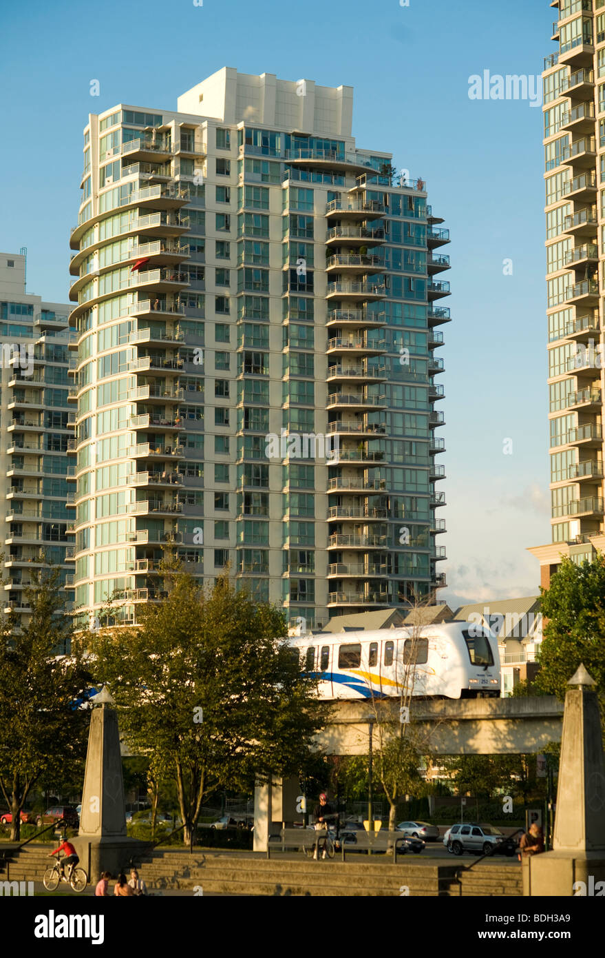 Condominio di Vancouver torri con lo Skytrain in primo piano. Vancouver BC, Canada Foto Stock