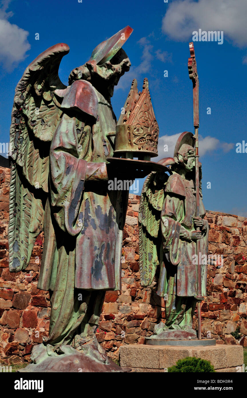 Spagna, Astorga: Angeli con il Vescovo di simboli al giardino del palazzo episcopale di Antonio Gaudí Foto Stock