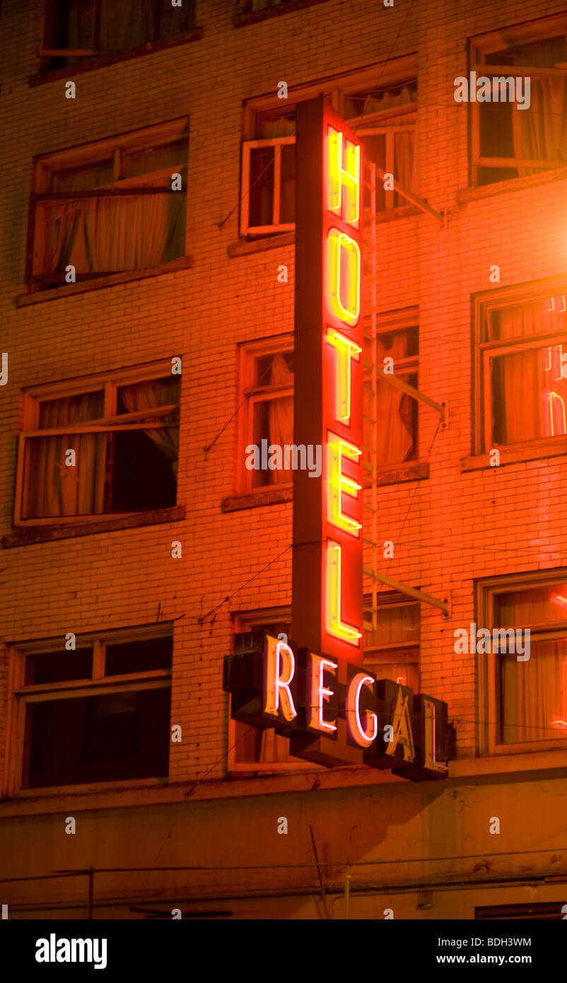 L'Hotel Regal. Insegne al neon lungo Granville Street. Vancouver BC, Canada Foto Stock