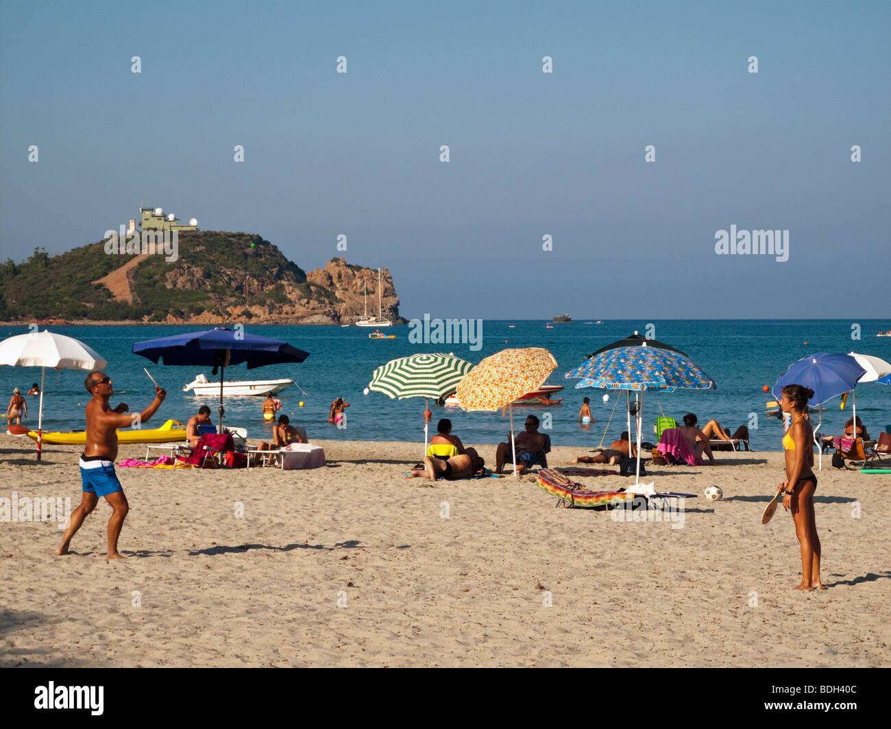 I villeggianti giochi sulla spiaggia di Tertenia Foto Stock