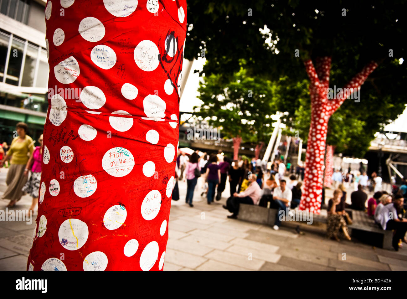 Polka Dot coperti di alberi in London Inghilterra England Foto Stock