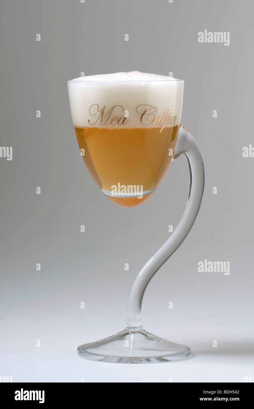 Bicchiere di Mea Culpa Blonde birra belga. Foto Stock