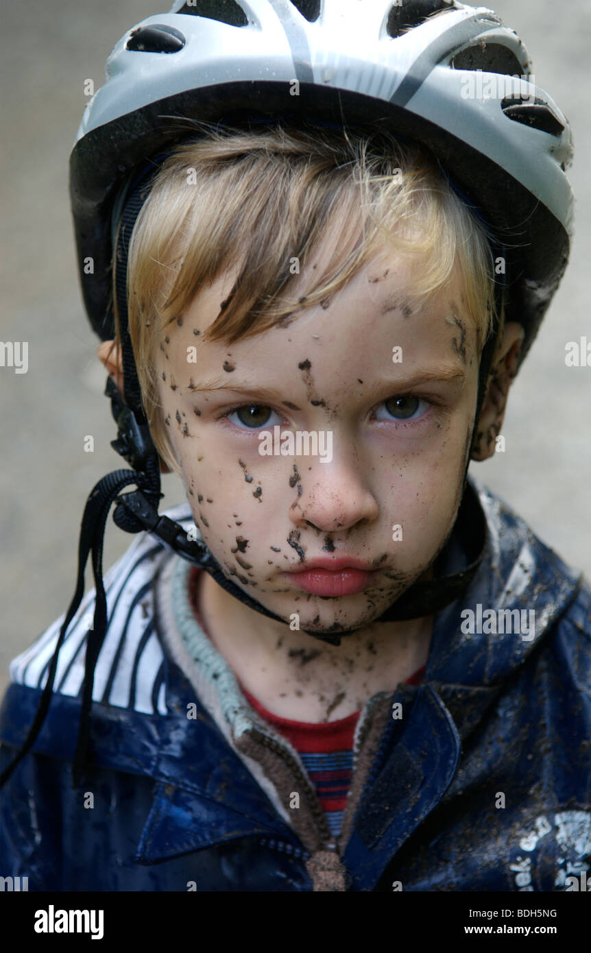 Un giovane ciclista fangose Foto Stock