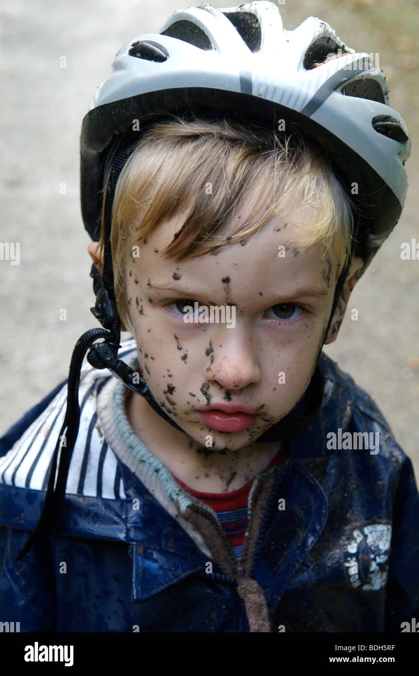 Un giovane ciclista fangose Foto Stock