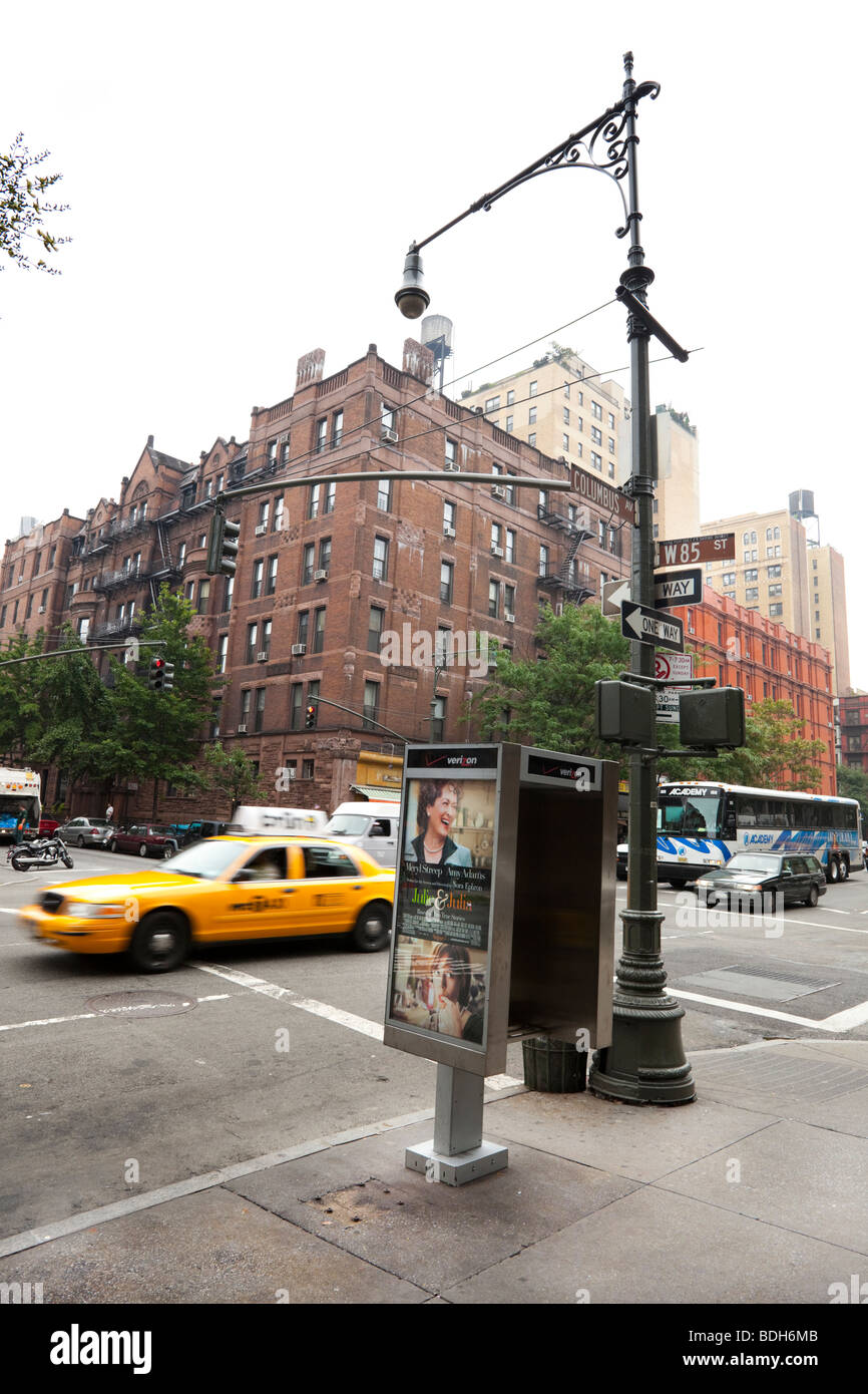 Scena di strada: la mattina presto sulla Upper West Side di Manhattan, New York City, Stati Uniti d'America. Foto Stock
