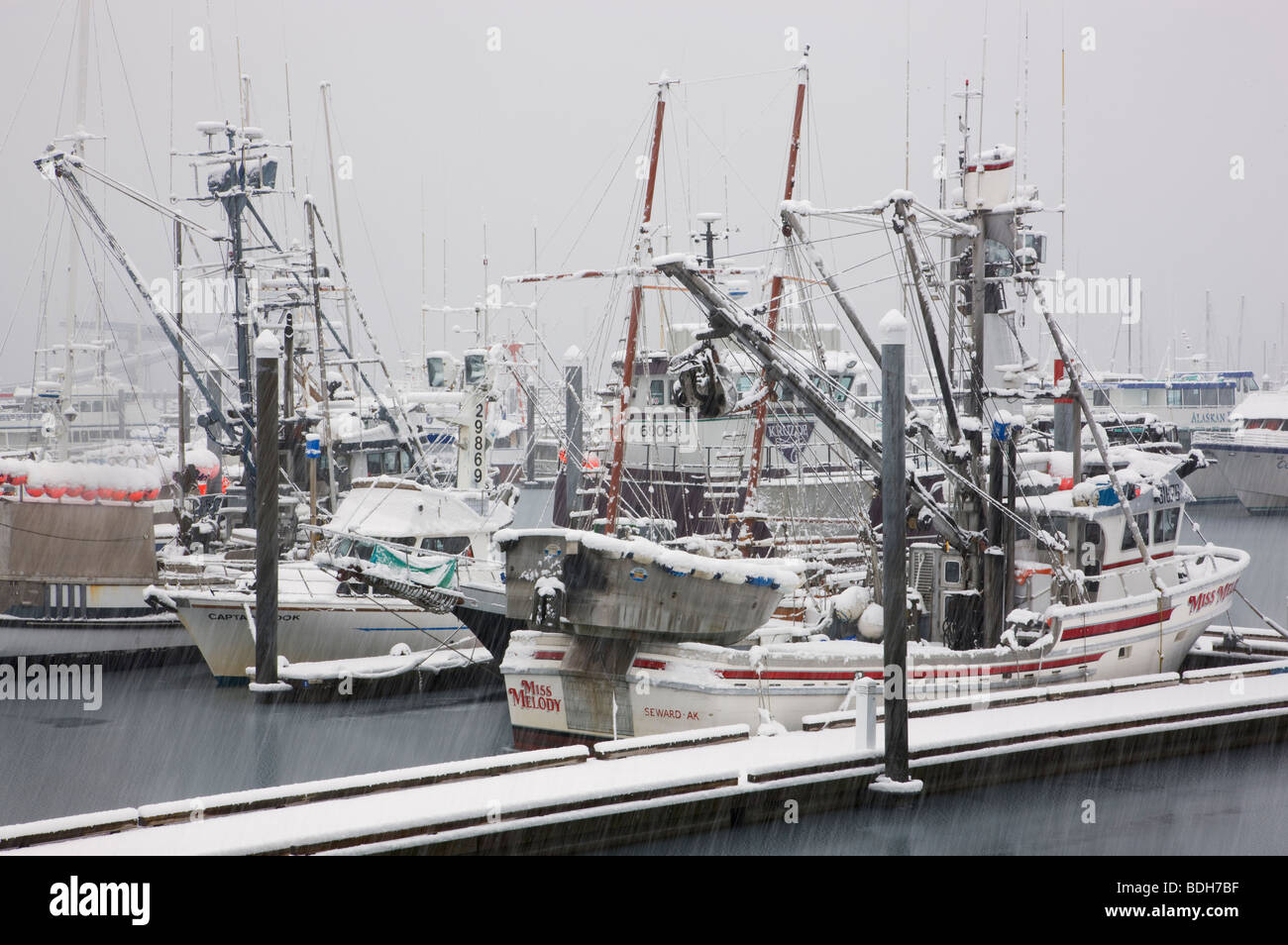 Seward Boat Harbour durante un inverno tempesta di neve, Alaska. Foto Stock