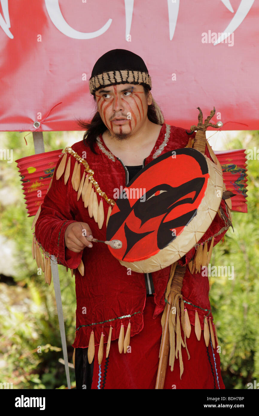 Esquimalt Nazione danzatori Nativi di eseguire a Dragon Boat Festival-Victoria, British Columbia, Canada. Foto Stock