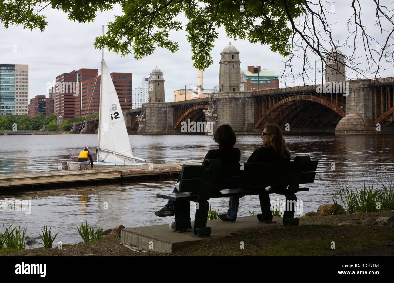 Un banco e tour in barca del Charles River Park - BOSTON, MASSACHUSETTS Foto Stock