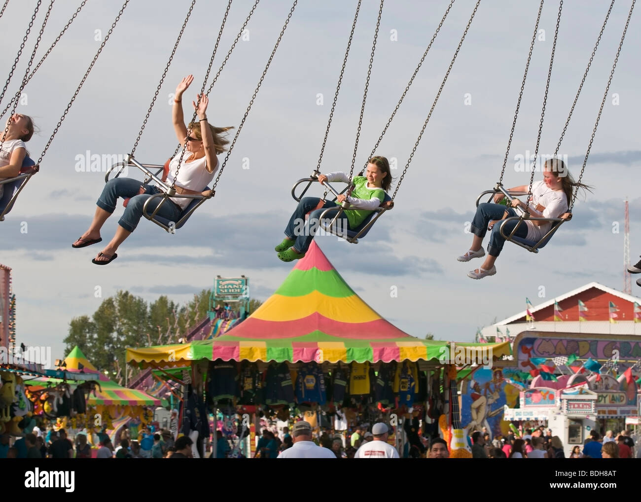 La gente alla fiera della contea volare alto in una catena di corsa di oscillazione nel corso della fiera. Foto Stock