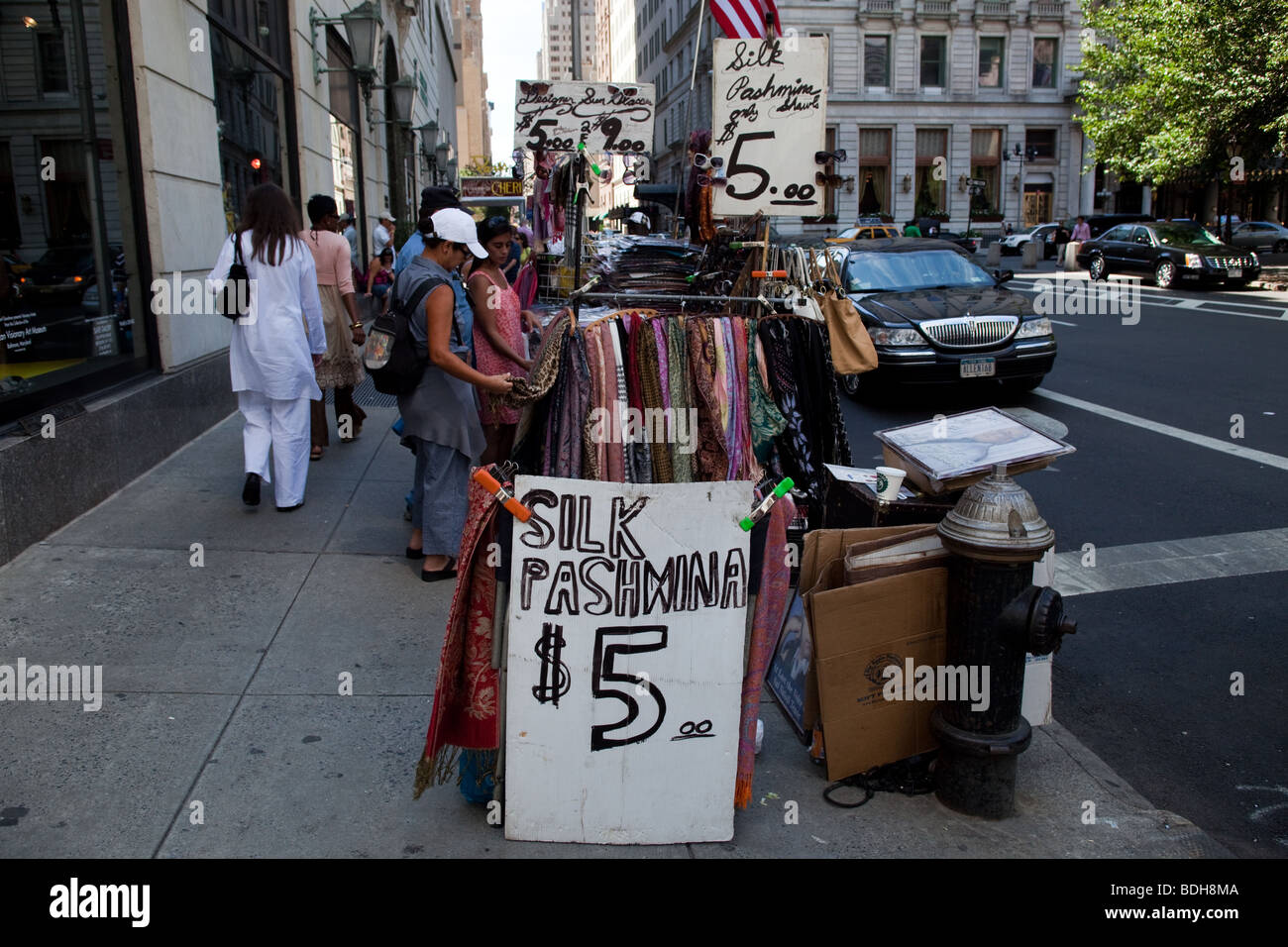 Sciarpe pashmina per la vendita per le strade di New York City Foto Stock