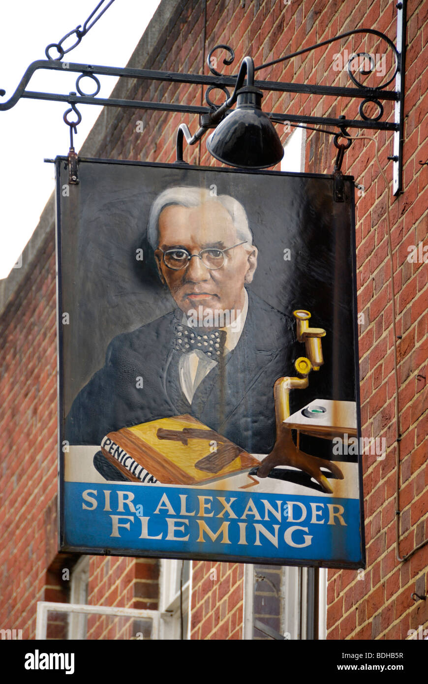 Il Sir Alexander Fleming public house in Bouverie Place, Paddington, London, W2 Foto Stock