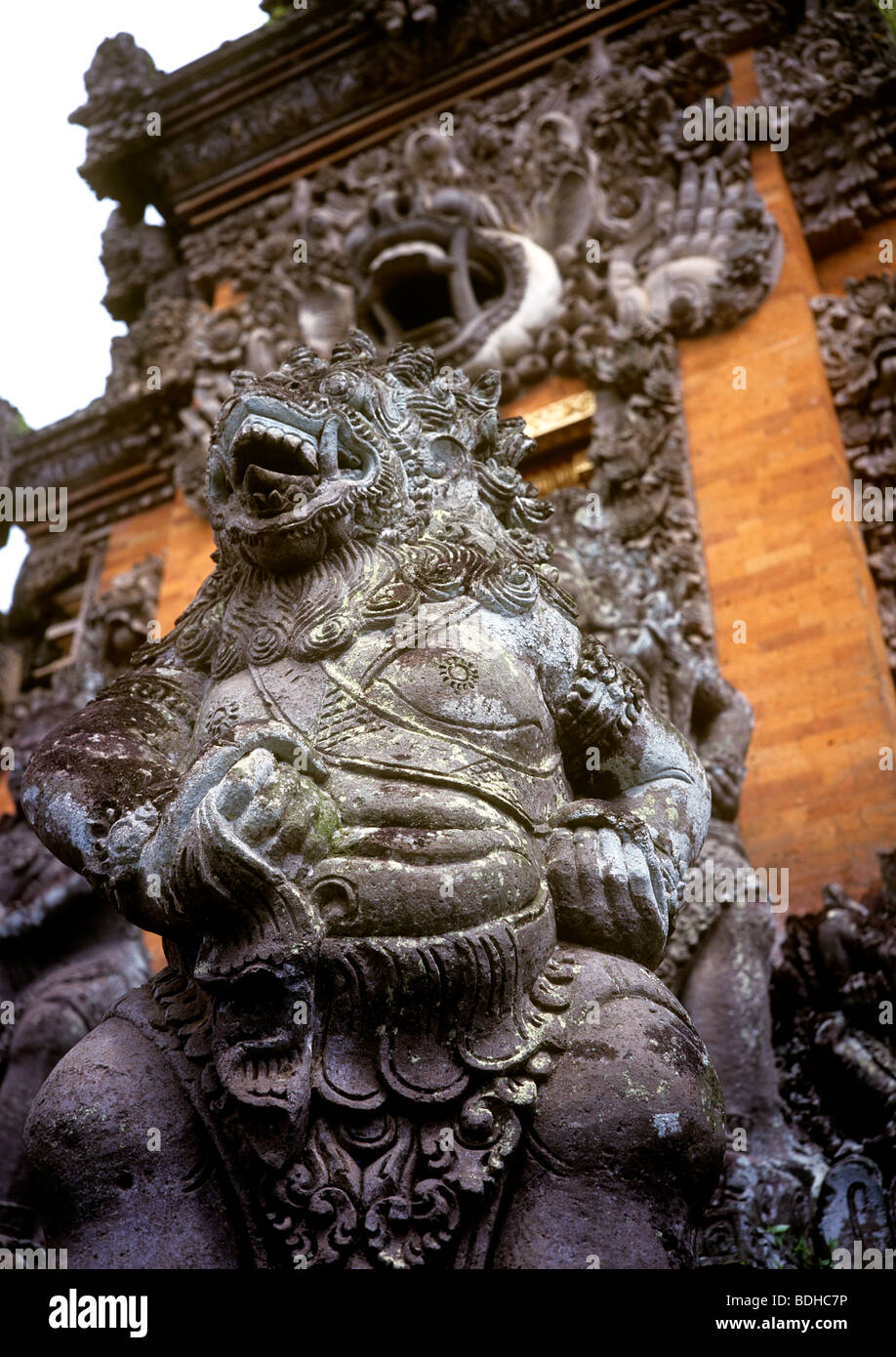 Indonesia Bali Ubud, Pura Dea Gede tempio di pietra scolpita la figura Foto Stock