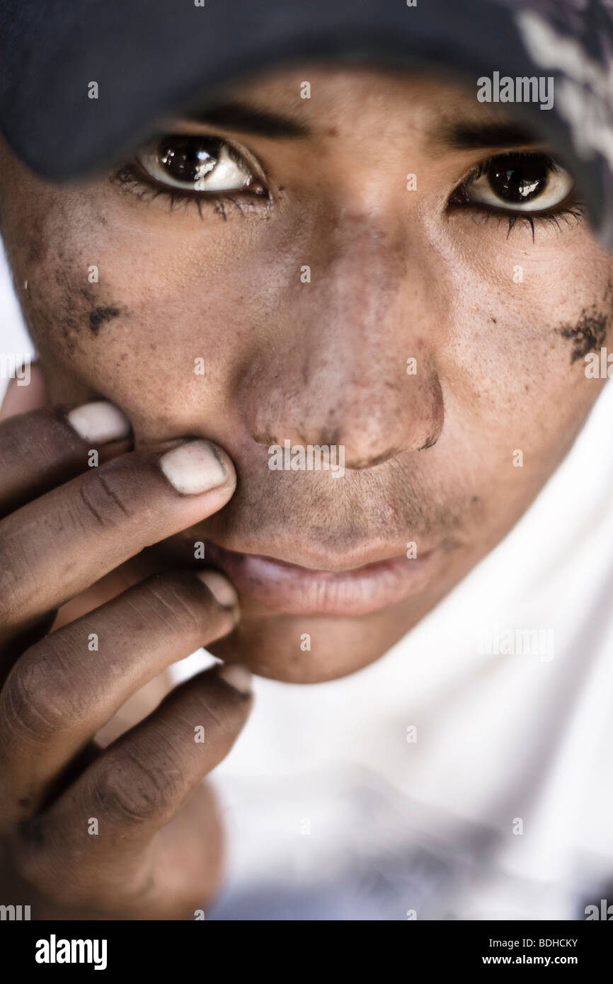 Ritratto (headshot) di Tarahumara boy in Urique, Chiahuahua, Messico. Foto Stock