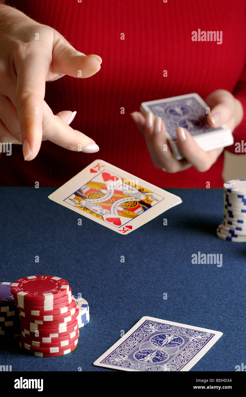 La donna la distribuzione delle carte Foto Stock
