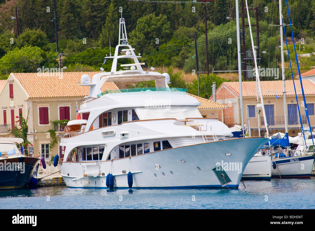 Luxury Yacht ormeggiati nel porto di Fiskardo sul Mediterraneo greca isola di Cefalonia in Grecia GR Foto Stock