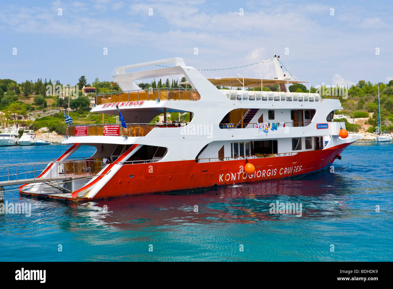 Battello da crociera per turisti ormeggiata nel porto di Fiskardo sul Mediterraneo greca isola di Cefalonia in Grecia GR Foto Stock