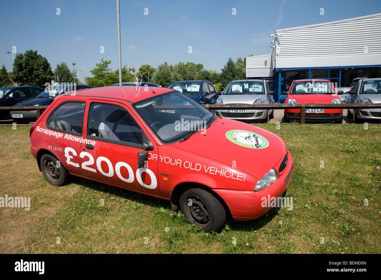 Vecchia auto essendo utilizzato in corrispondenza di una concessionaria auto per pubblicizzare i governi indennità di rottamazione regime introdotto nel 2009. Foto Stock