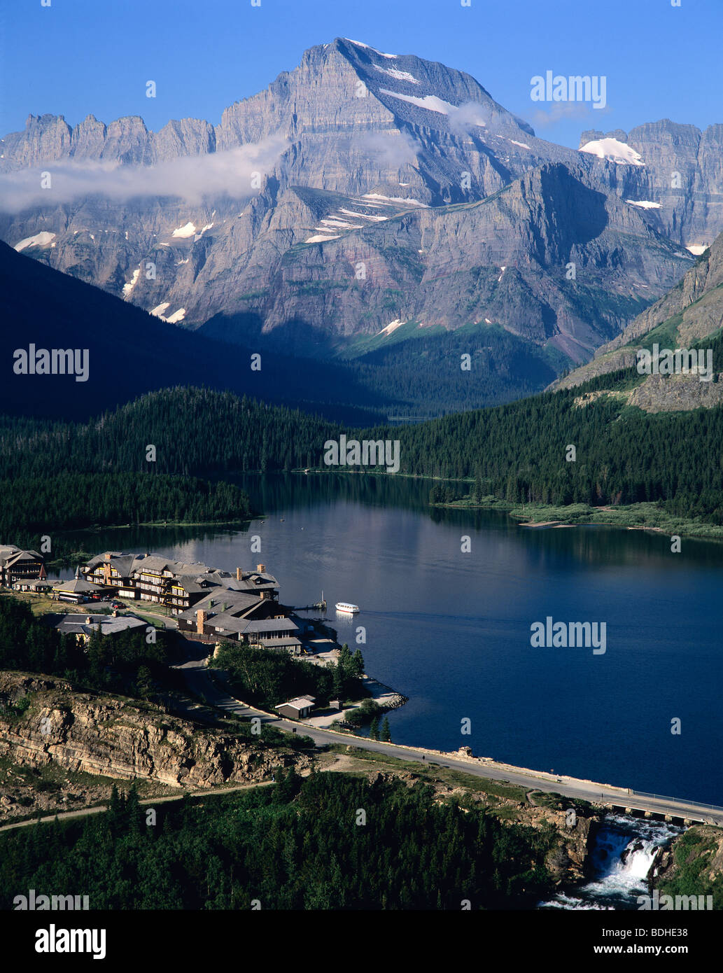 Panoramica del lago e hotel, il Parco Nazionale di Glacier, MT Foto Stock