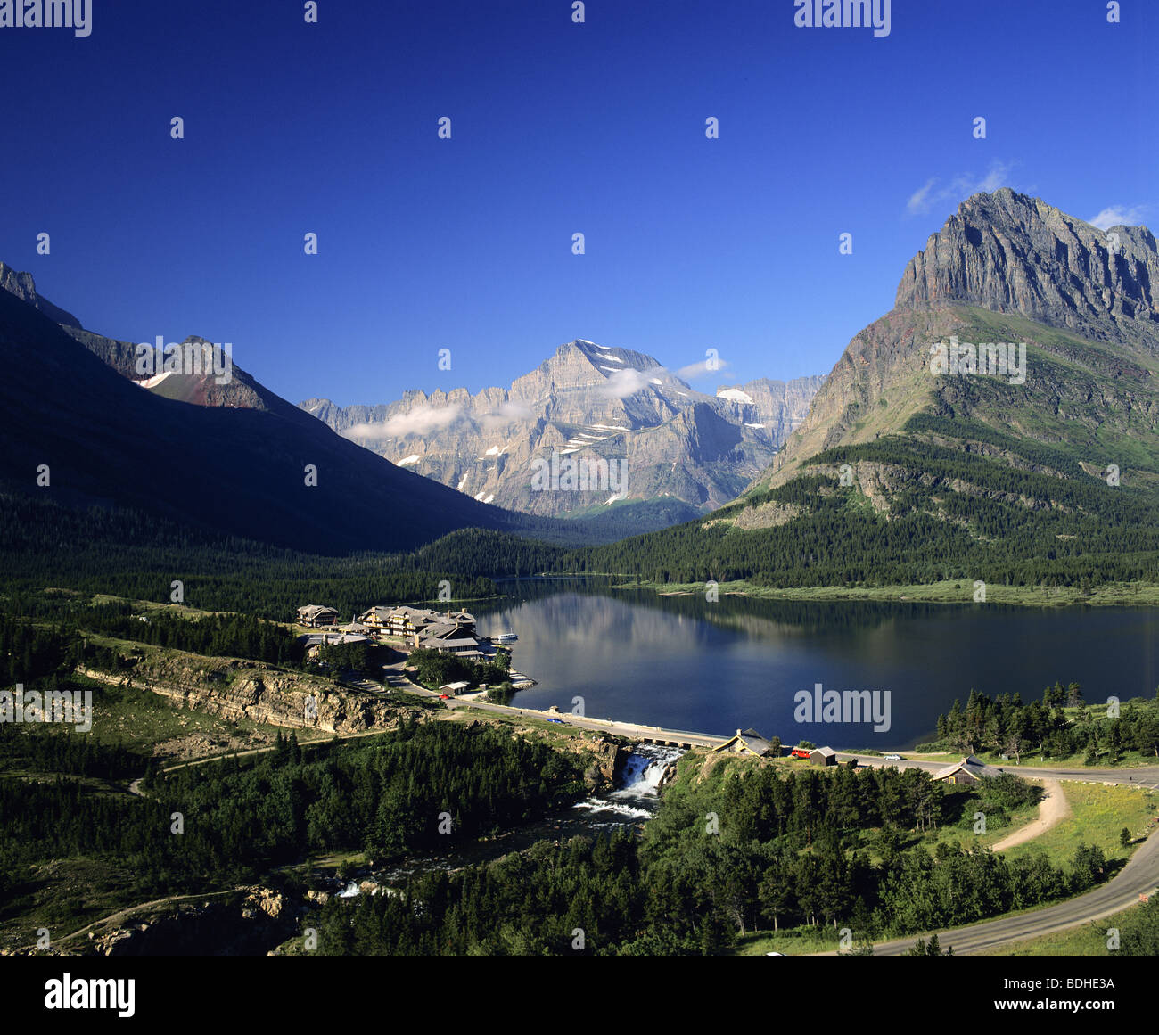 Panoramica del lago e hotel, il Parco Nazionale di Glacier, MT Foto Stock