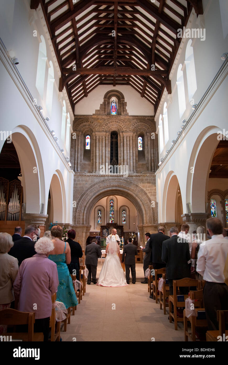 Cerimonia di nozze indide chiesa di Inghilterra Chiesa cercando corsia dal retro Foto Stock