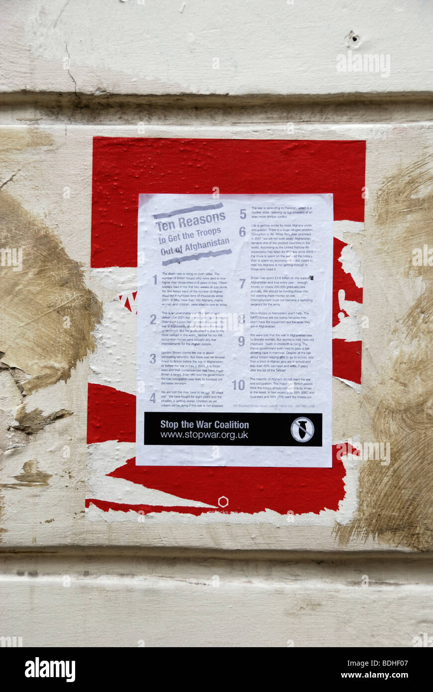 Fermare la guerra coalizione fly poster sulla parete, Londra, Inghilterra Foto Stock