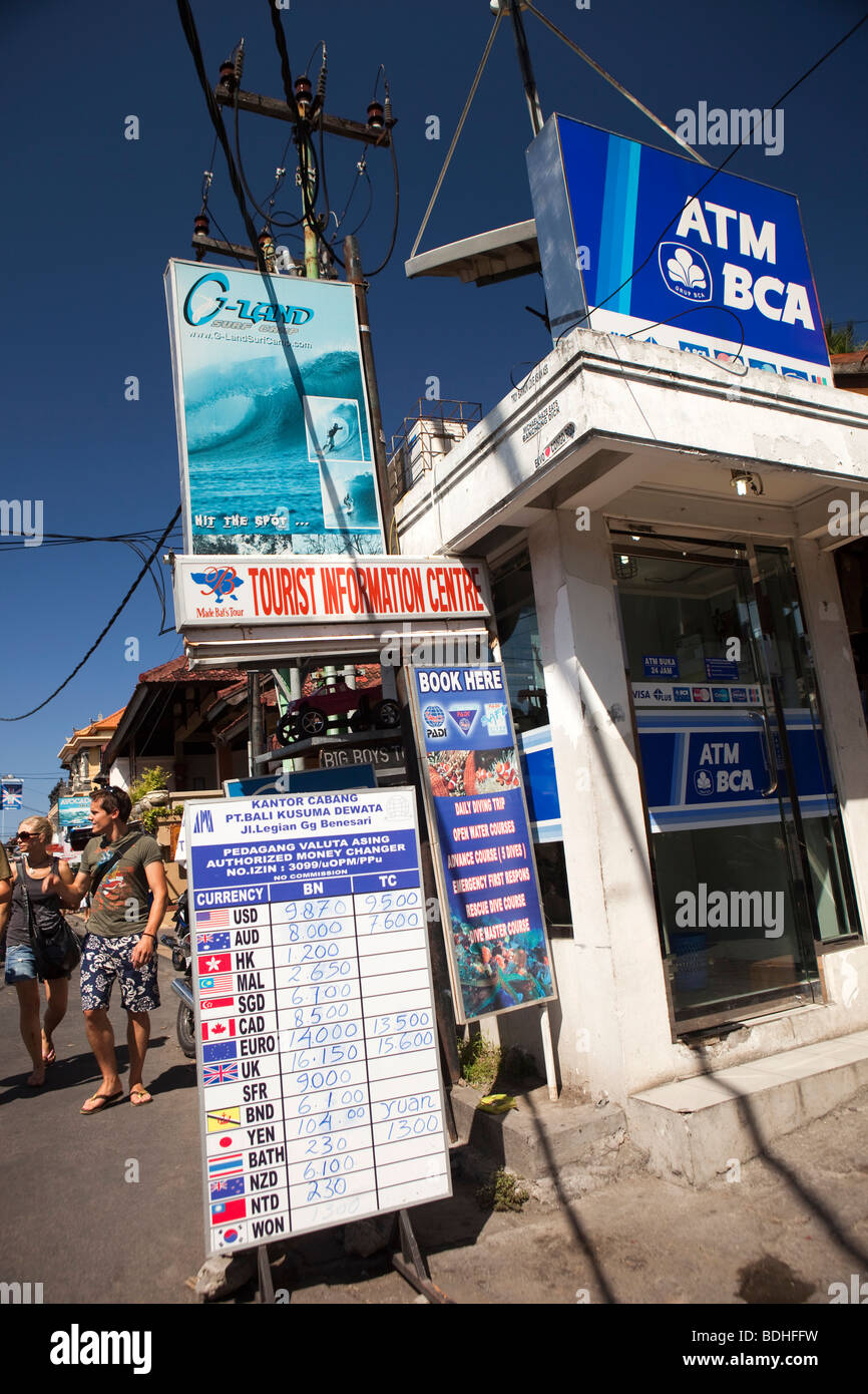 Indonesia Bali Kuta, papaveri pista 2, ATM macchina bancario in area turistica Foto Stock