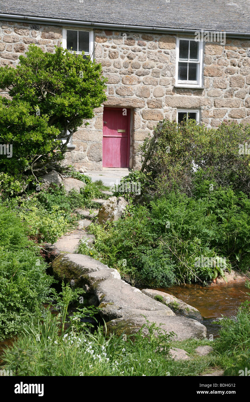 Antica pietra costruito cottage di campagna con un battaglio ponte che attraversa il torrente di fronte Cornwall, Inghilterra Foto Stock