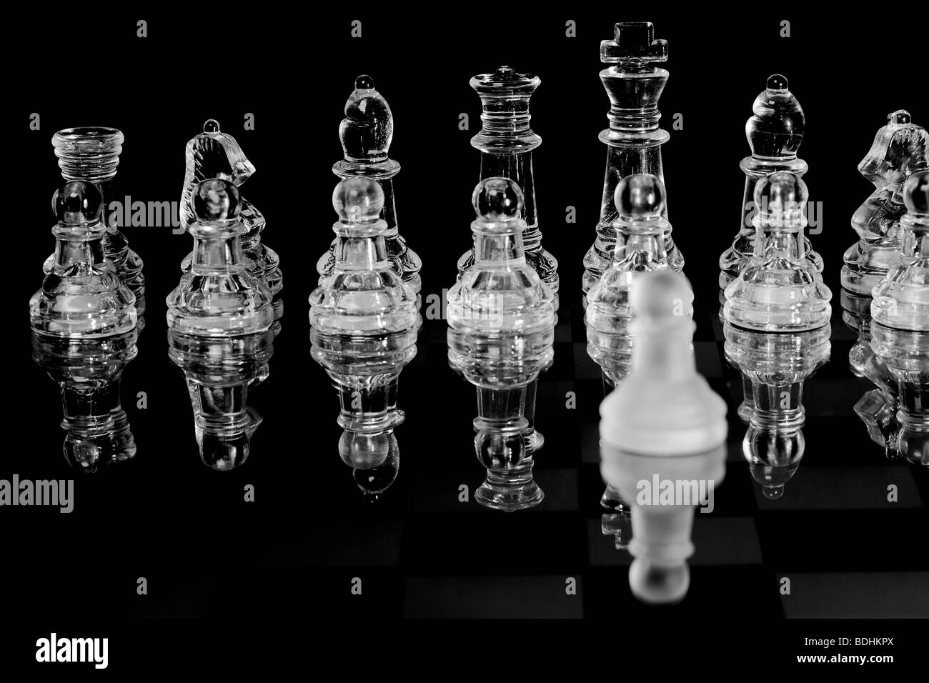 Scacchiera completa con pezzi di vetro. Foto Stock