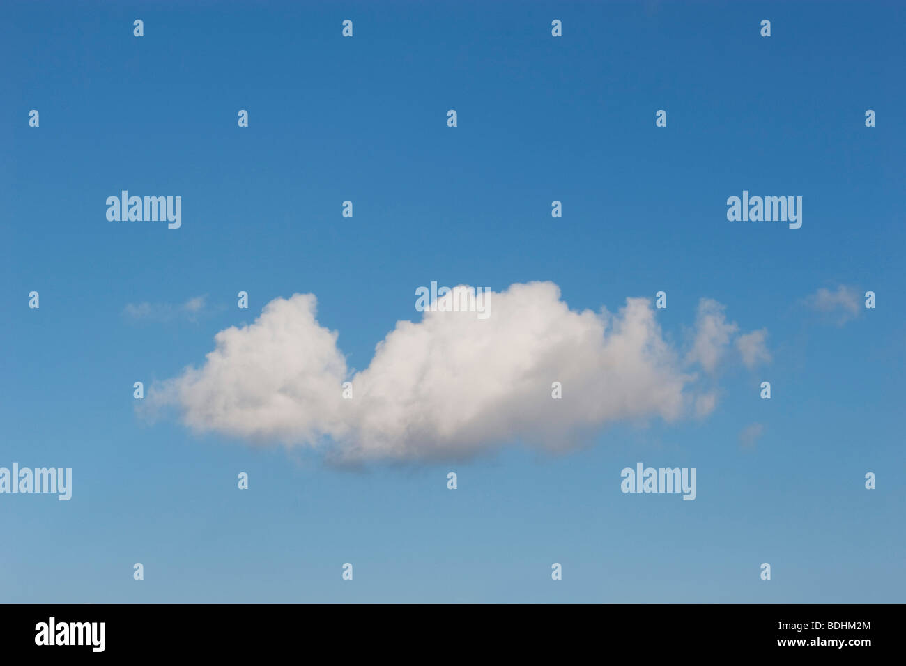 Bianco soffice nuvola in un blu cielo d'inverno. Foto Stock