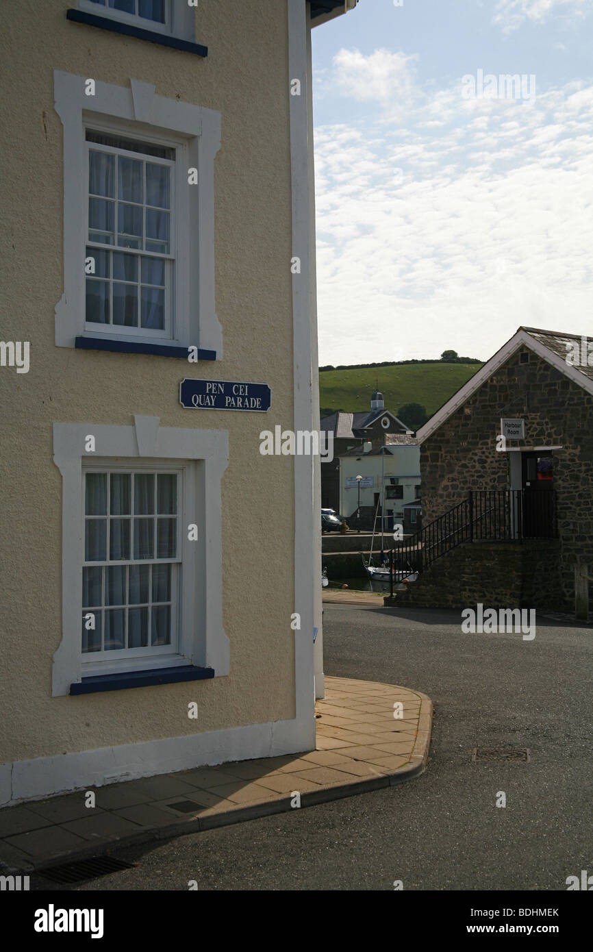 Corner House con bilingue Inglese e Gallese strada segno che si affaccia sul porto di Aberaeron, Ceredigion, West Wales, Regno Unito Foto Stock