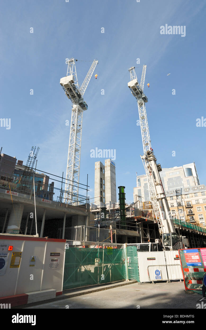 Gru su Londra sito di costruzione Foto Stock