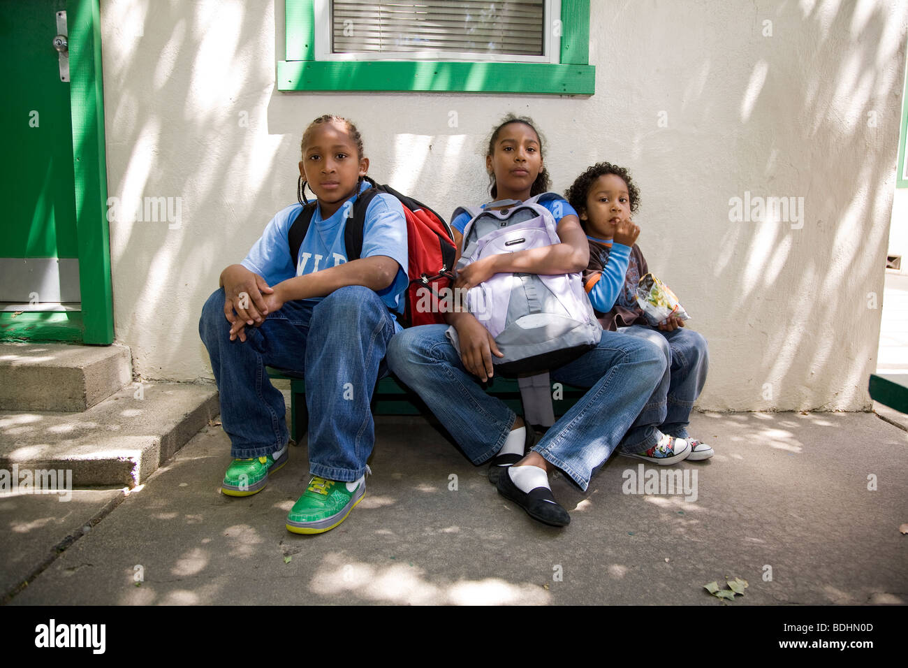 Selena Pina, una casa madre di quattro, con i suoi figli al seme di senape la scuola a pani e pesci nel Sacramento, CA. Foto Stock