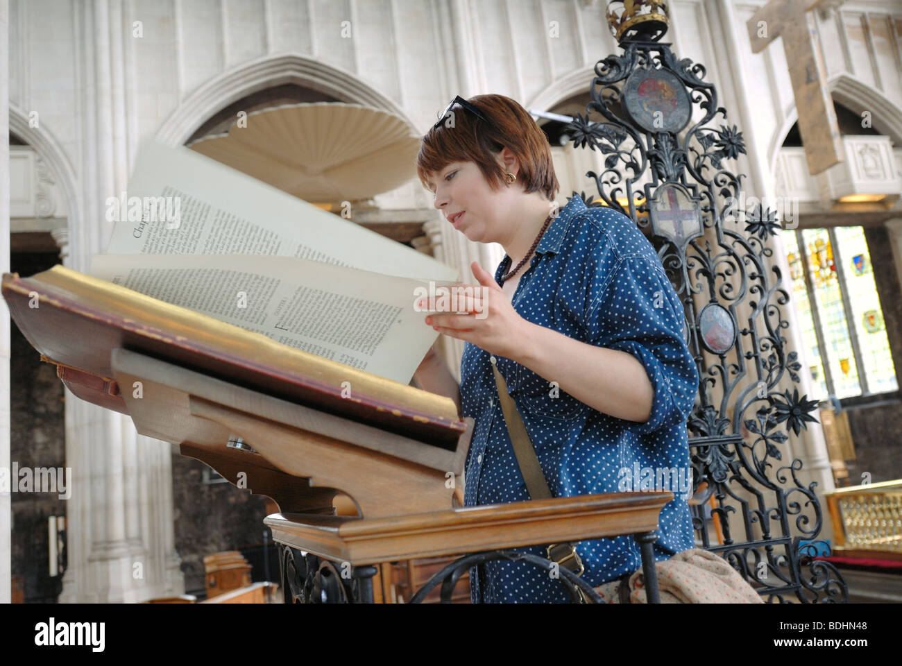 Lettura della ragazza la Bibbia nella Chiesa Foto Stock