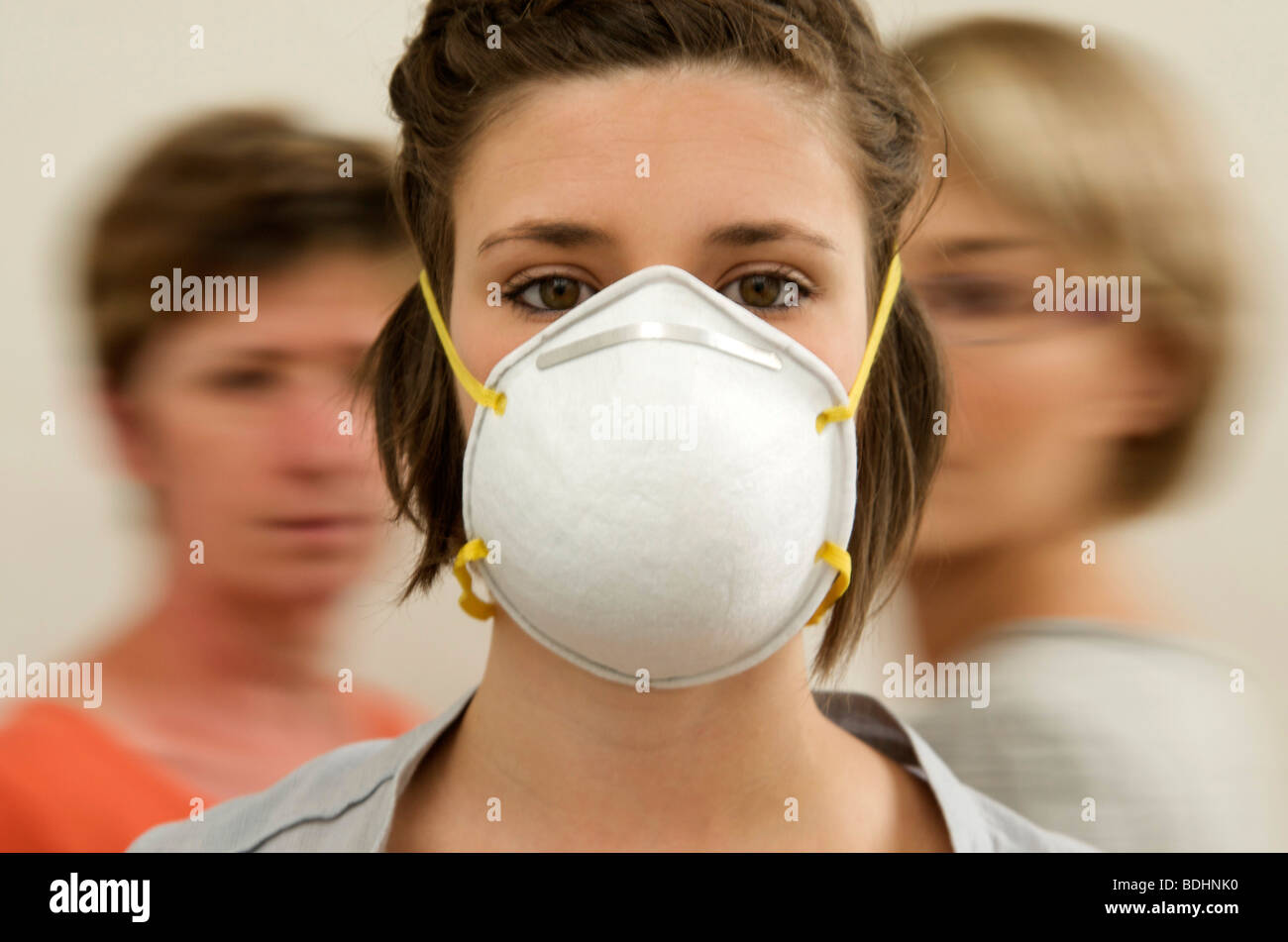 Primo piano di una maschera di coronavirus indossata da una giovane donna - influenza, SARS, Covid 19, protezione antivirus Foto Stock