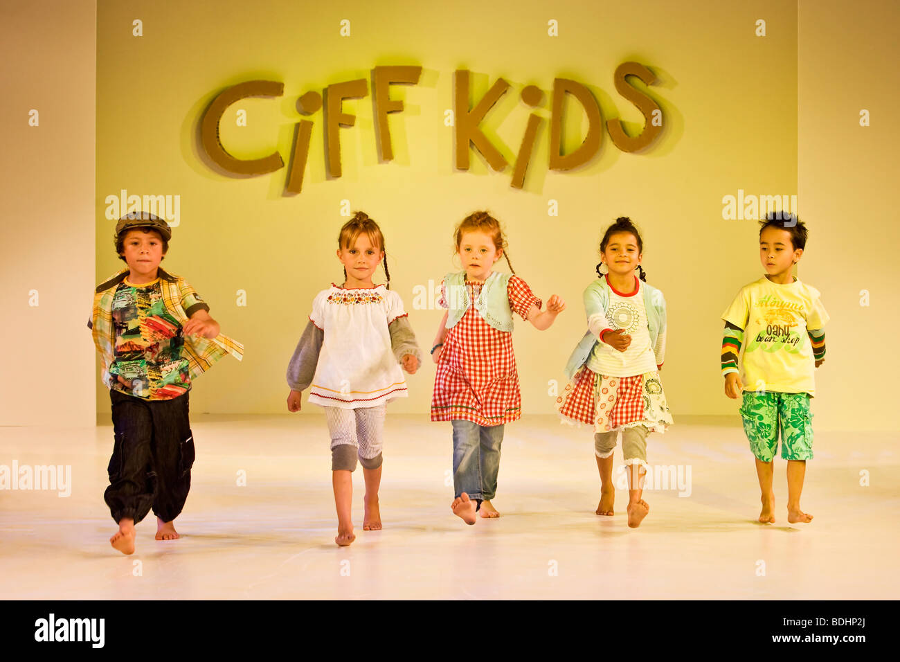Bambini sfilata di moda Foto stock - Alamy