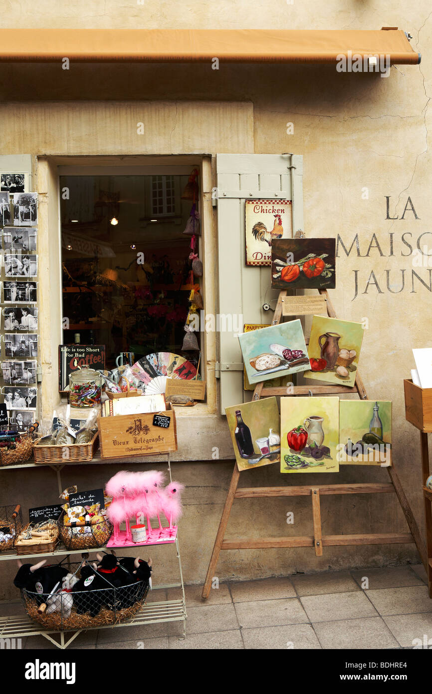 Tourist souvenir shop, Arles, Provence-Alpes-C te d'Azur, in Francia Foto Stock