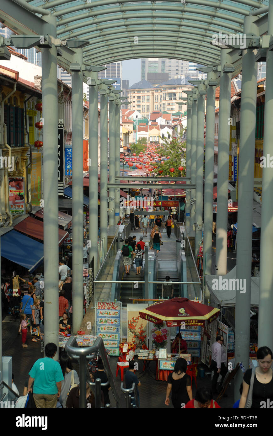 Guardando verso il basso Pagoda strada coperta dalla zona pedonale, a Pagoda Street, Chinatown, Singapore Foto Stock