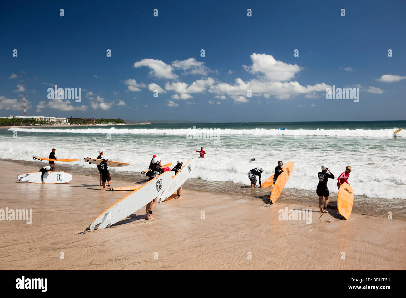 Indonesia Bali Kuta Beach, Odysseys surf scuola gli studenti ad imparare a navigare in acque a bordo Foto Stock