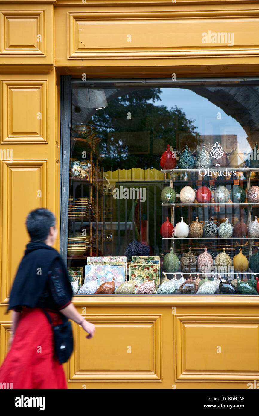 Tourist souvenir shop, Arles, Provence-Alpes-C te d'Azur, in Francia Foto Stock