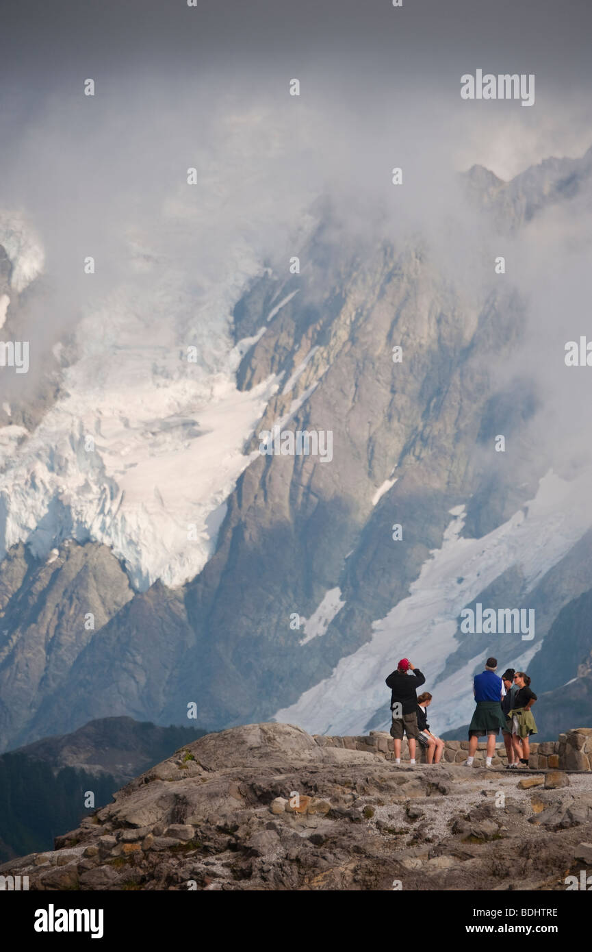 Dopo aver terminato la catena sentiero dei laghi a Mt. Baker, riposo escursionisti ai piedi del ghiacciaio su Mt. Shuksan, Washington, Stati Uniti d'America. Foto Stock