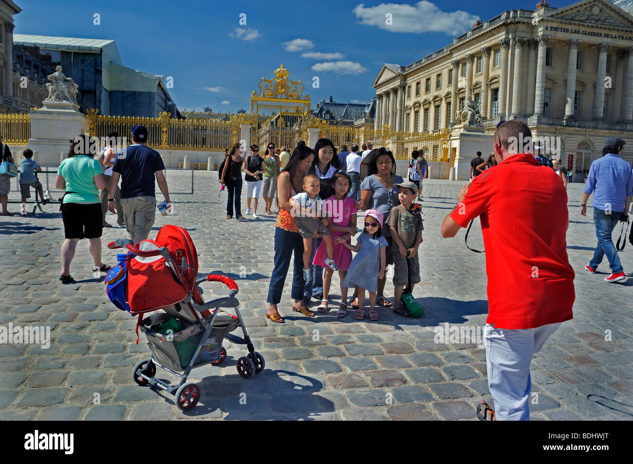 Palazzo di Versailles - affollate i turisti asiatici che visitano il "Monumento francese", il "Castello di Versailles", il papà di Parisn che scatta foto, di fronte al Castello francese, Foto Stock