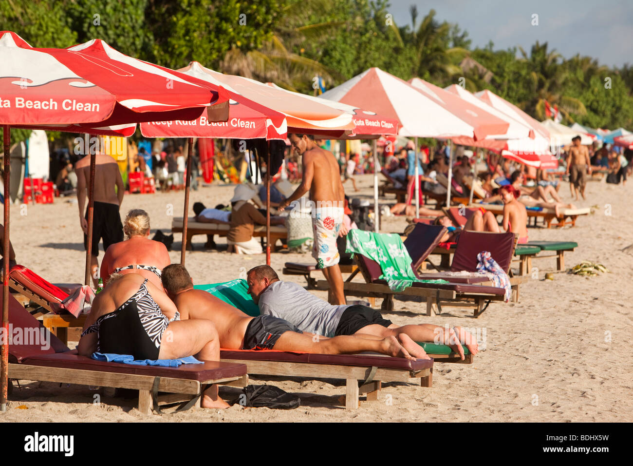 Indonesia Bali Kuta Beach, persone sole Foto Stock