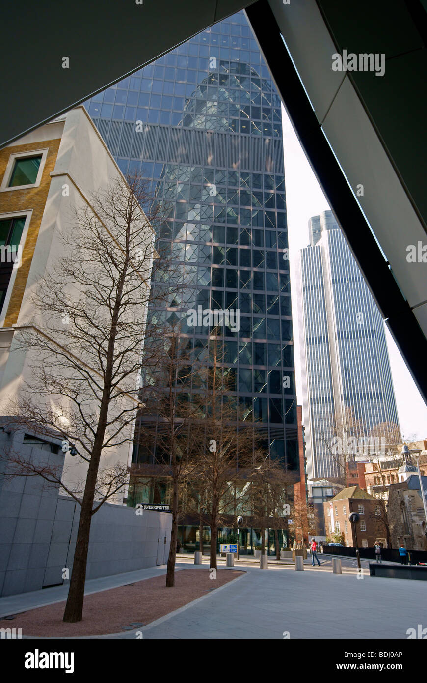 Le riflessioni di 30 St Mary Axe nelle finestre di un adiacente torre con torre 42 in background Foto Stock