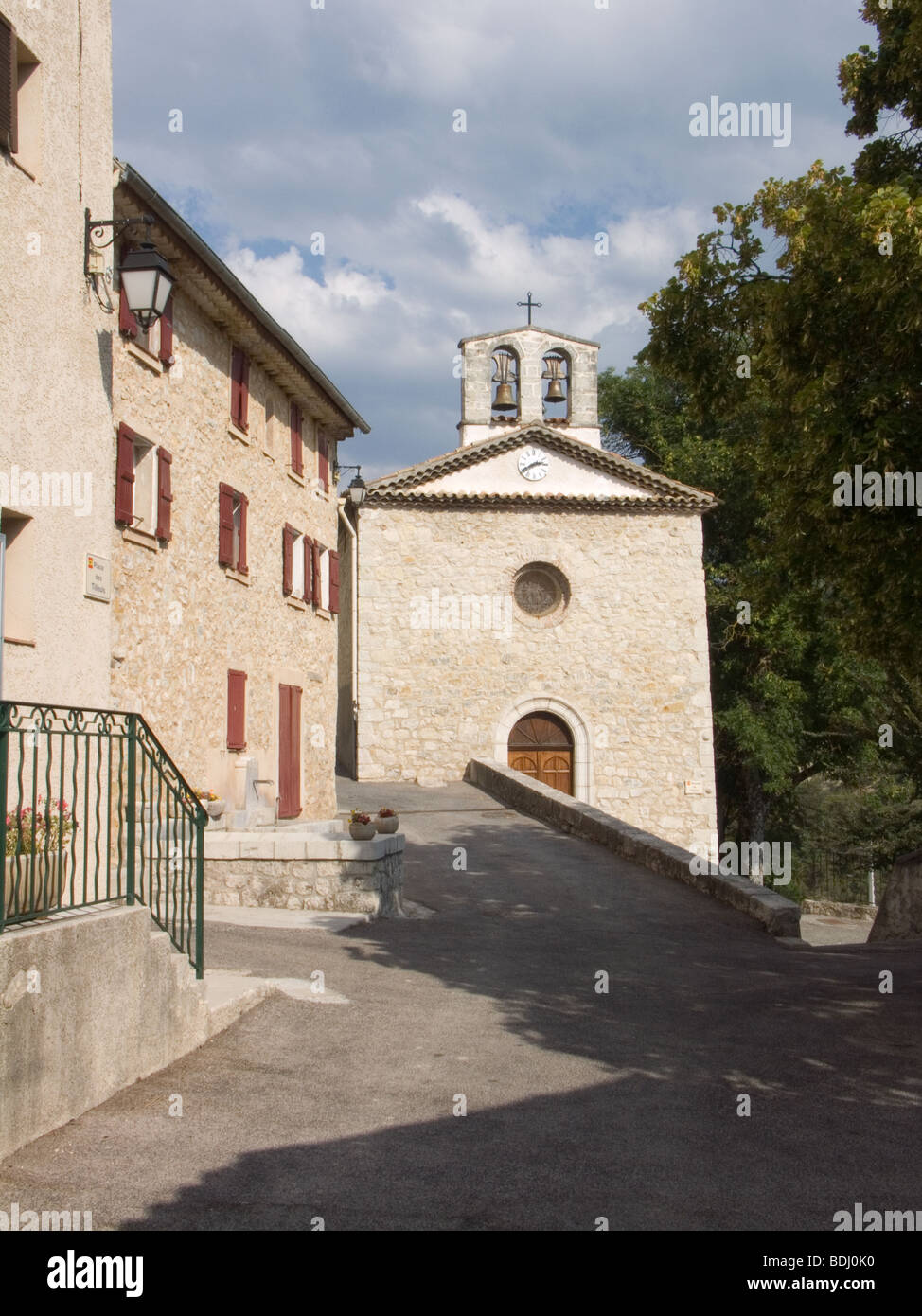 La Mairie e l Eglise, Le Martre, Le Haut Var, Francia Foto Stock