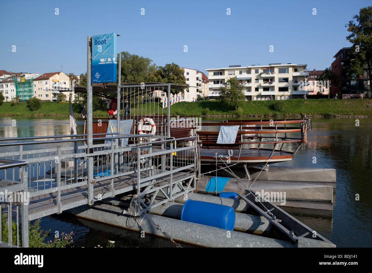 Barca solare per escursioni turistiche sul fiume Danubio IN ULM, BADEN-WUERTEMBERG, Germania Foto Stock