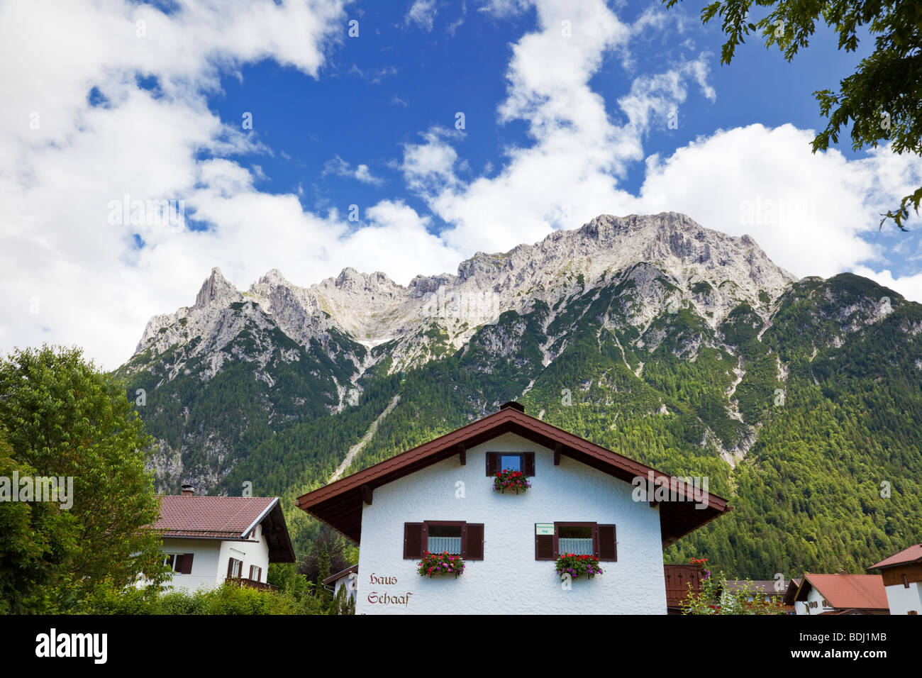 Montagna Germania - Case a Mittenwald con montagna Karwendel nelle Alpi Bavaresi Foto Stock