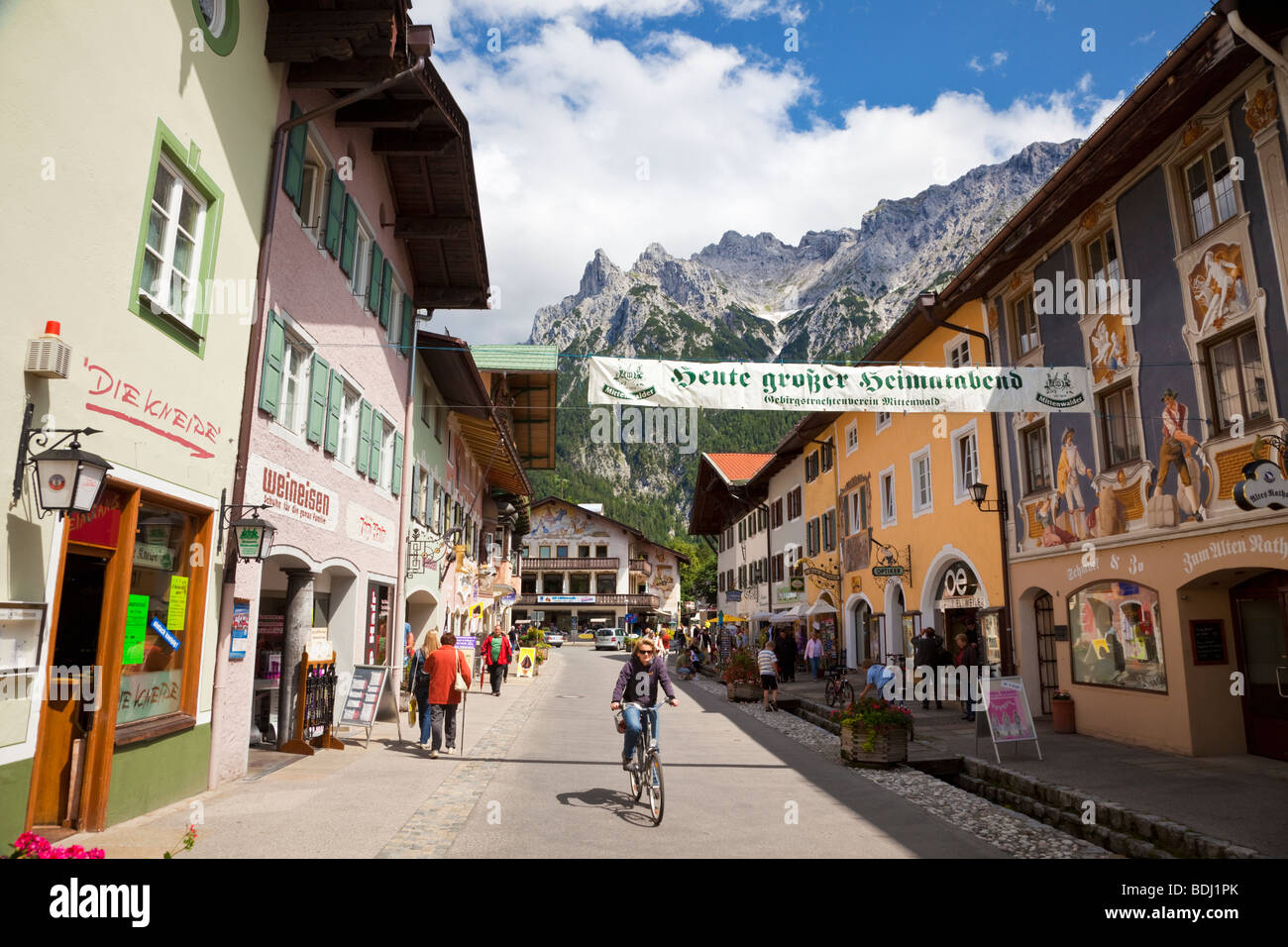 La strada dello shopping di Mittenwald, Germania con montagne Karwendel nelle Alpi Bavaresi Germania Europa Foto Stock