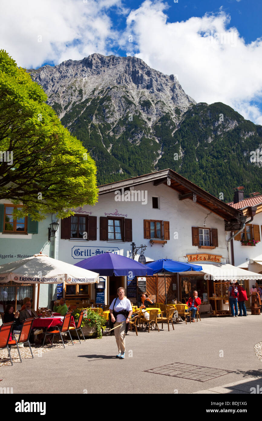La strada dello shopping di Mittenwald con montagne Karwendel nelle Alpi Bavaresi Germania Europa Foto Stock